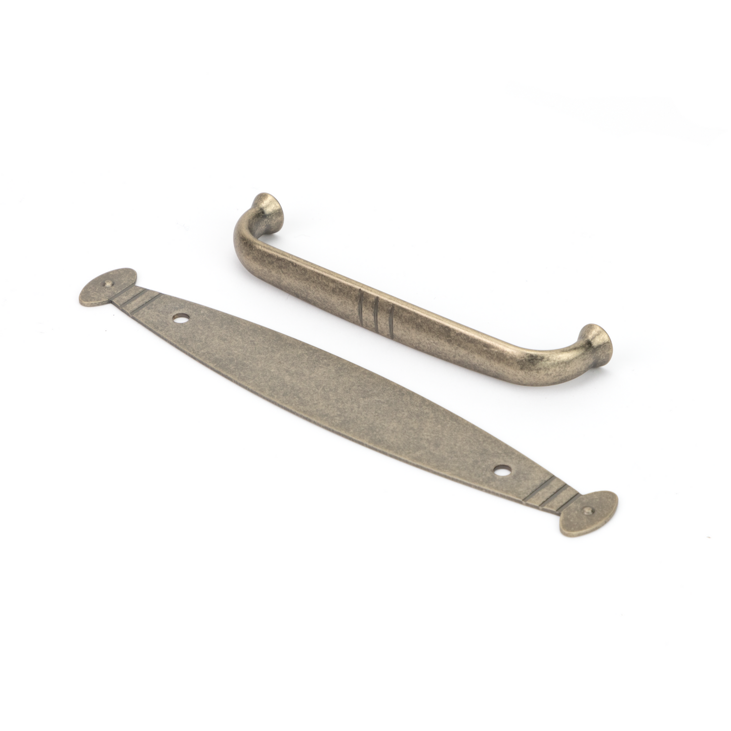 Zweiteiliger Antik-Buegelgriff Syringia 96 mm Antik Silber galvanisiert, Griffleiste und Unterlegplatte liegend auf weissem Hintergrund