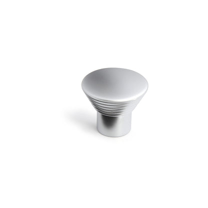 Möbelknopf Caladia Chrom matt galvanisiert stehend auf weißem Hintergrund