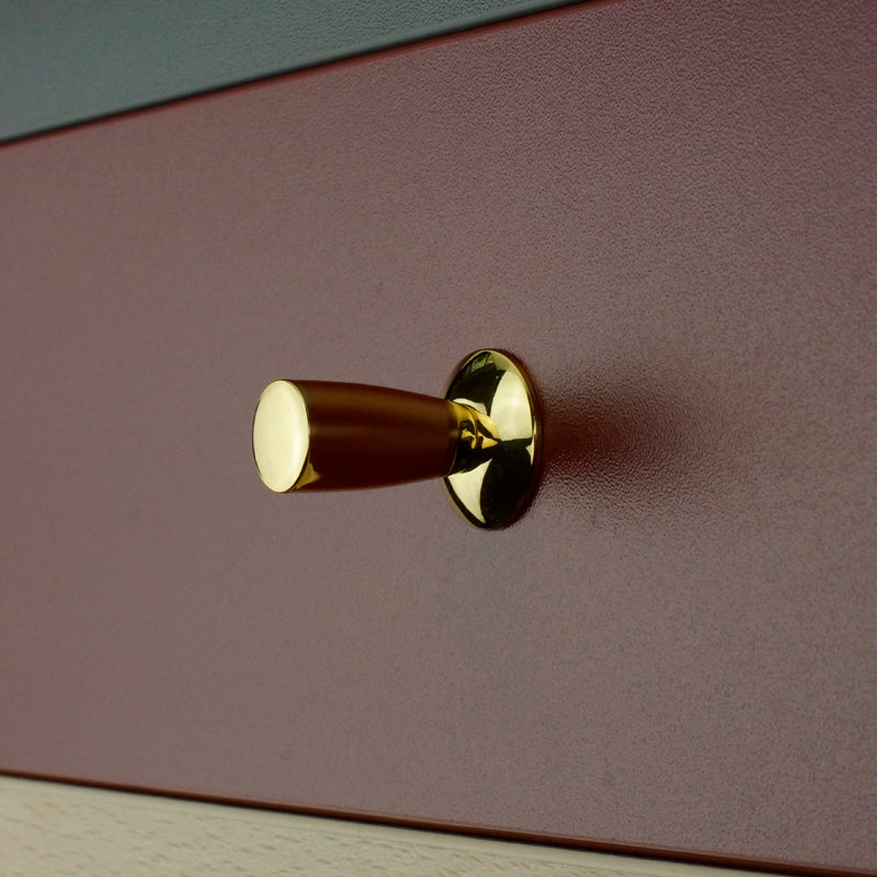 Design-Möbelknopf Olivienne Gold glänzend hängeng an Schrankfront