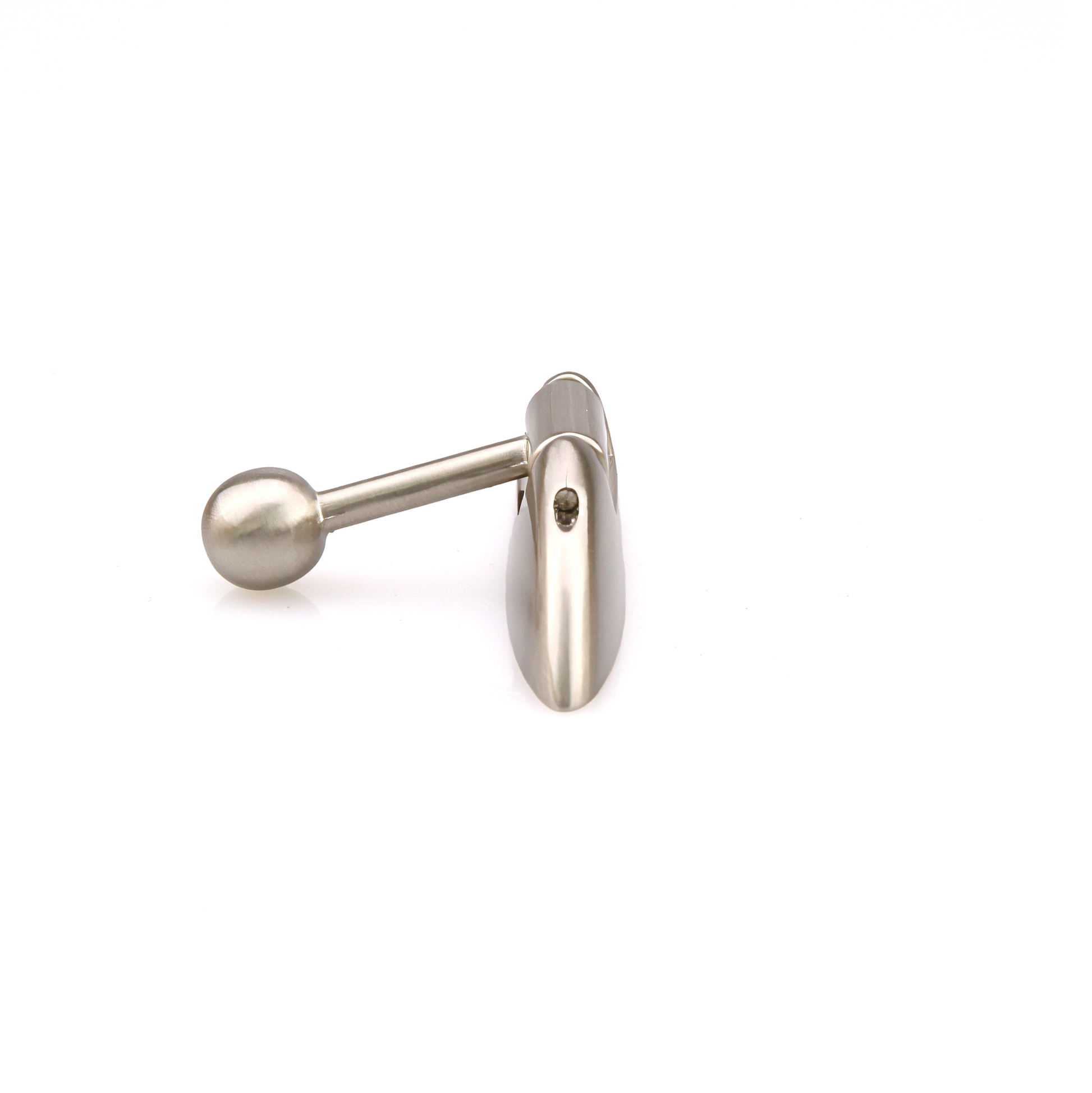 Pendelgriff Oscara 32 mm in Edelstahleffekt längs auf weißem Hintergrund
