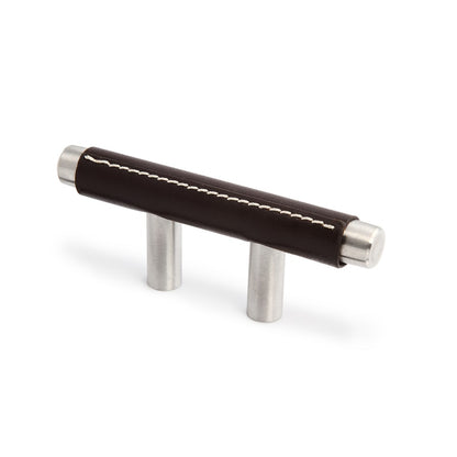 Design-Relinggriff Jela 32 mm Edelstahl mit dunklem Leder stehend auf weißem Hintergrund