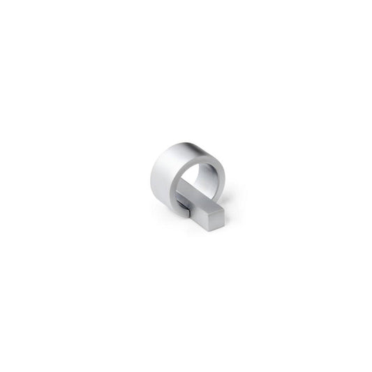 Design-Möbelknopf Rosalia 16 mm in Chrom matt galvanisiert stehend auf weißem Hintergrund