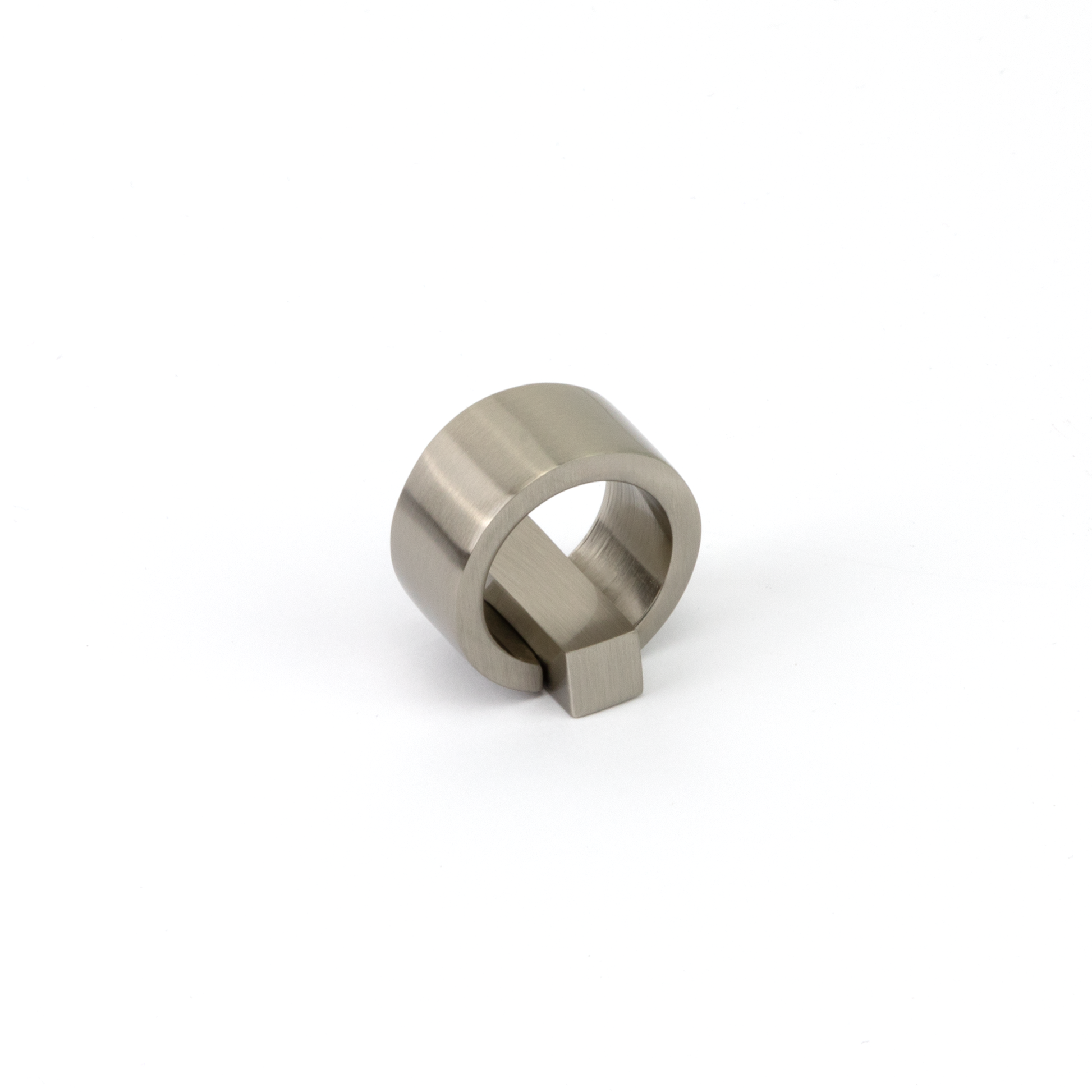 Design-Möbelknopf Sayuri 16 mm in Edelstahleffekt galvanisiert stehend auf weißem Hintergrund