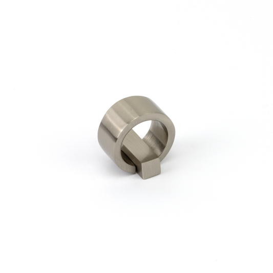 Design-Möbelknopf Sayuri 16 mm in Edelstahleffekt galvanisiert stehend auf weißem Hintergrund