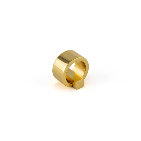 Design-Möbelknopf Sayuri 16 mm in Gold glänzend galvanisiert stehend auf weißem Hintergrund