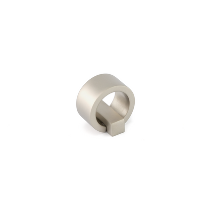 Design-Möbelknopf Sayuri 16 mm in Nickel matt galvanisiert stehend auf weißem Hintergrund