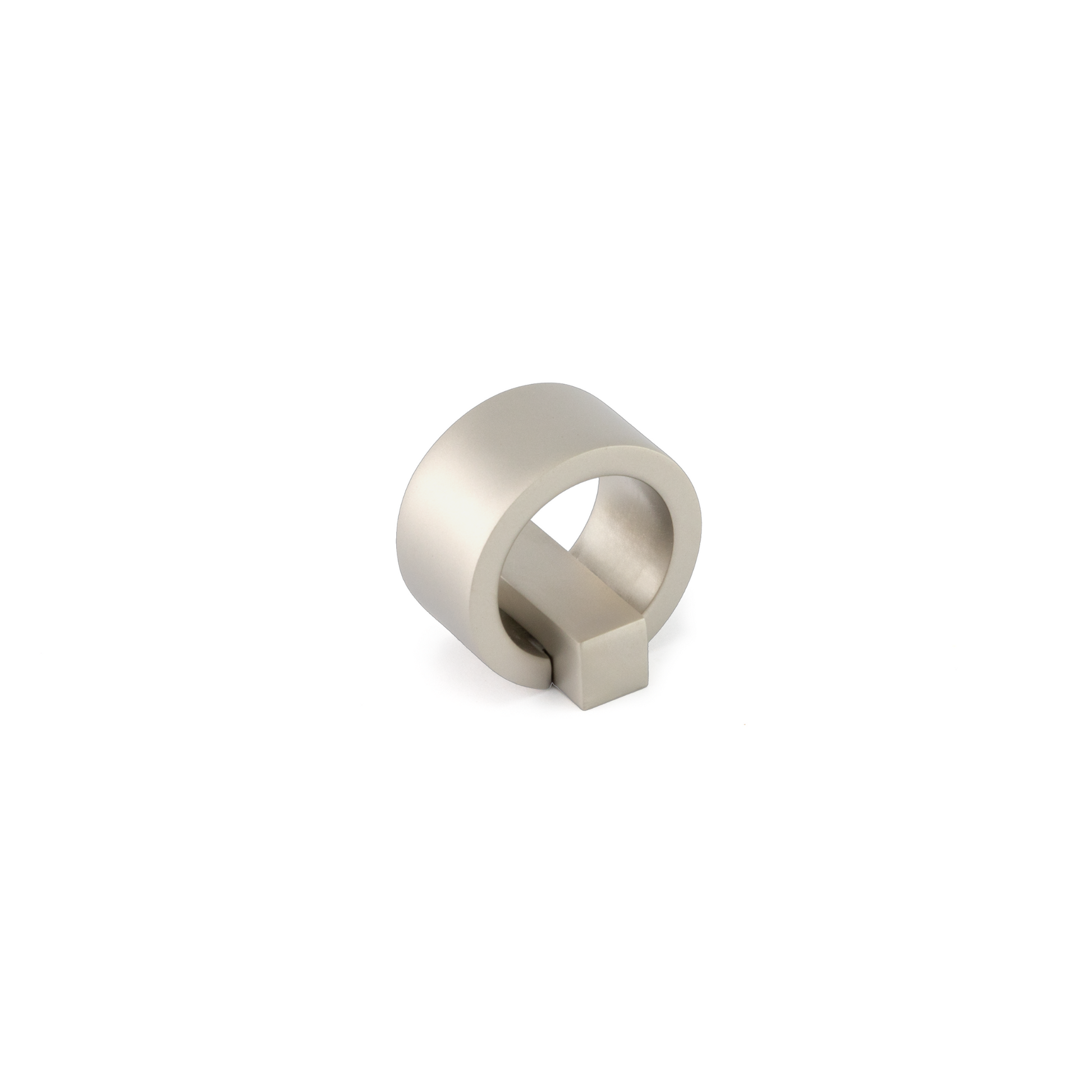 Design-Möbelknopf Sayuri 16 mm in Nickel matt galvanisiert stehend auf weißem Hintergrund