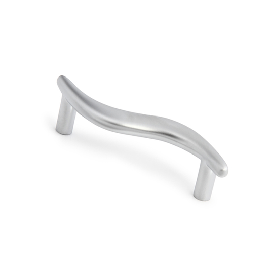 Bügelgriff Valdrin 64 mm Chrom matt galvanisiert stehend auf weißem Hintergrund