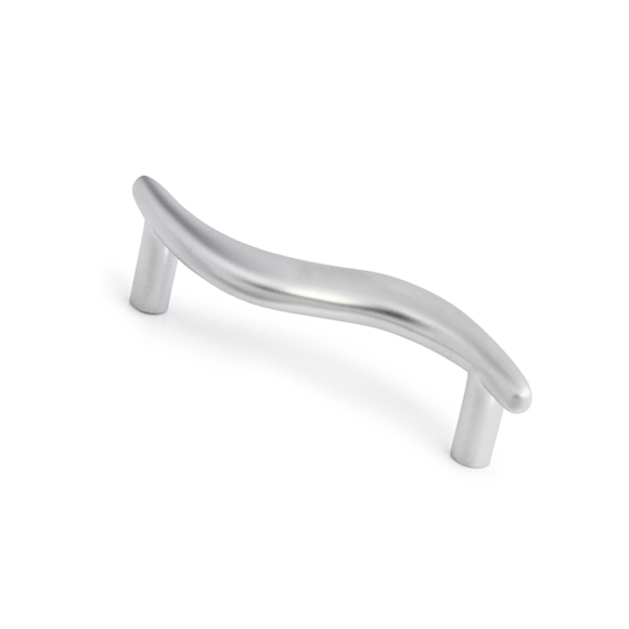 Bügelgriff Valdrin 64 mm Chrom matt galvanisiert stehend auf weissem Hintergrund