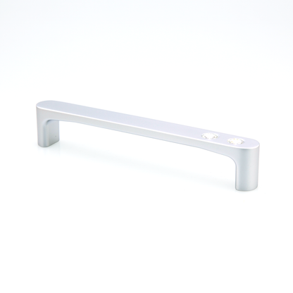 Kristall-Bügelgriff Warda 128 mm in Chrom matt mit zwei Kristallen stehend auf weißem Hintergrund